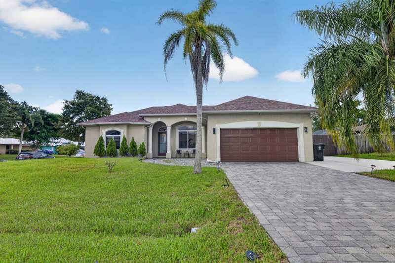 4 bedroom Single Family Residence at 1402 SW Abingdon Avenue, Port St Lucie Section 23, Port St. Lucie — photo 1