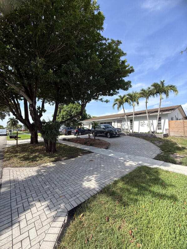 5 bedroom Single Family Residence at 501 NW 98th Avenue, Pasadena Lakes South, Pembroke Pines — photo 1