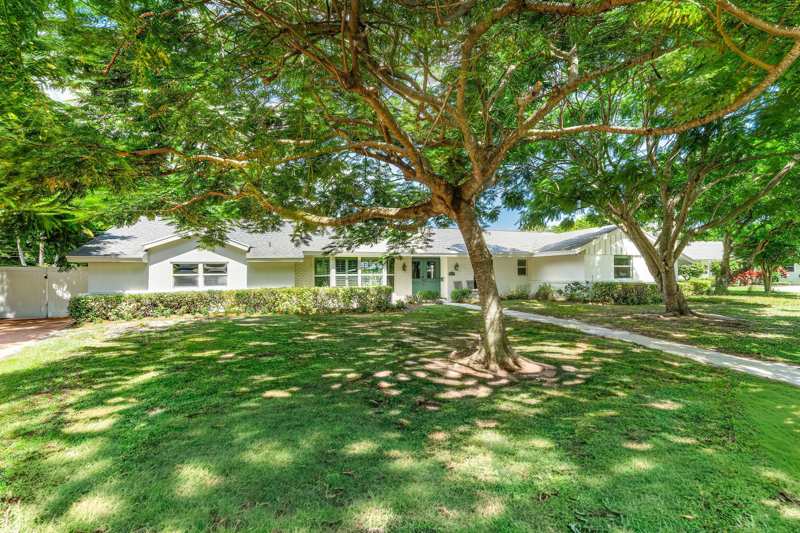 4 bedroom Single Family Residence at 817 Anchorage Drive, Country Club Addition to the Village of Npb, North Palm Beach — photo 1