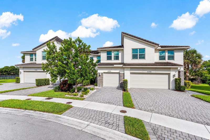 3 bedroom Townhouse at 4392 Veleiros Avenue, Crystal Lake 1st Sec, Deerfield Beach — photo 1