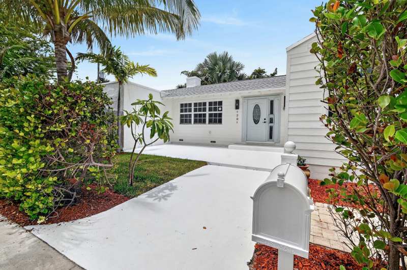 3 bedroom Single Family Residence at 1201 N Ocean Breeze, Lake Worth Town Of, Lake Worth Beach — photo 1