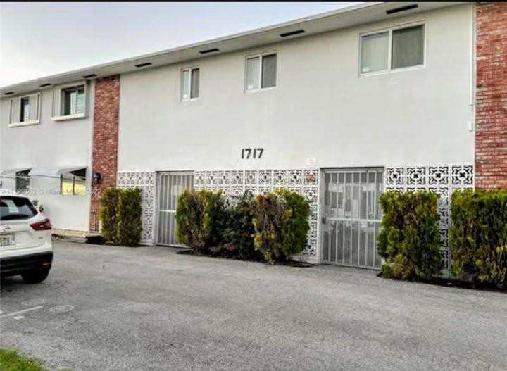1 bedroom Stock Cooperative at 1717 Rodman Street #18, Rodman Gardens, Hollywood — photo 1