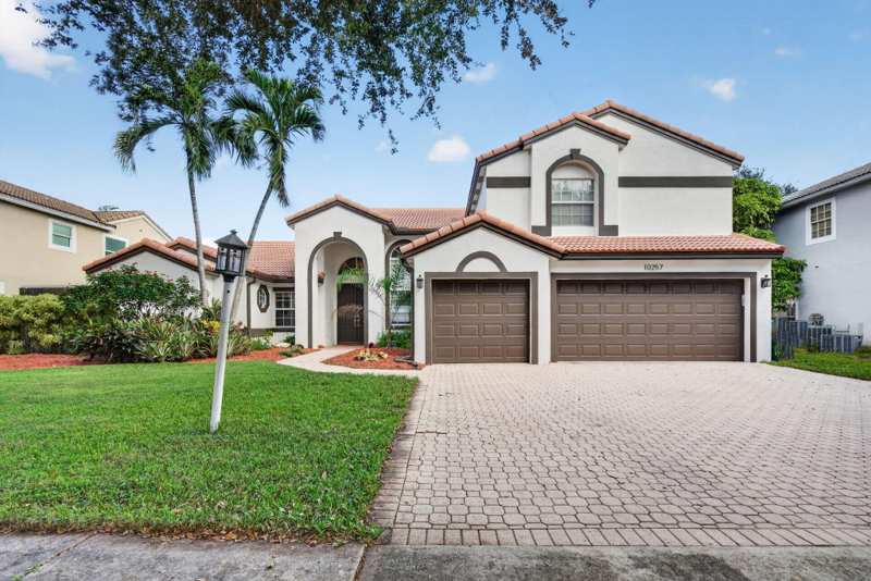 5 bedroom Single Family Residence at 10257 Bermuda Drive, Embassy Lakes Parcel, Cooper City — photo 1