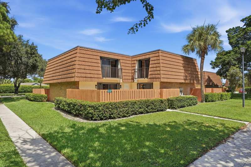 2 bedroom Townhouse at 236 Charter Way, Village Of Sandalwood Lakes North Repl, West Palm Beach — photo 1