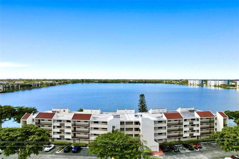 2 bedroom Condominium at 111 Lake Emerald Drive #404, Lake Emerald Condominium No, Oakland Park — photo 1