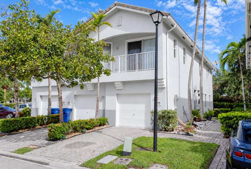 2 bedroom Townhouse at 3037 Laurel Ridge Circle, Thousand Oaks, Riviera Beach — photo 1