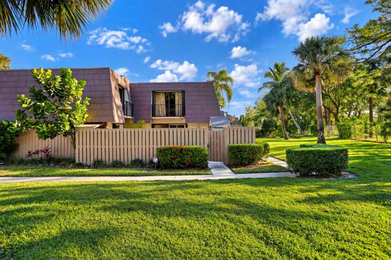2 bedroom Townhouse at 1315 13th Court, Sandalwood Estates, Palm Beach Gardens — photo 1