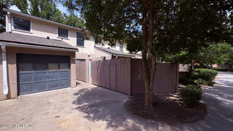 2 bedroom Townhouse at 5568 La Moya Avenue #10, Shady Cove, Jacksonville — photo 1