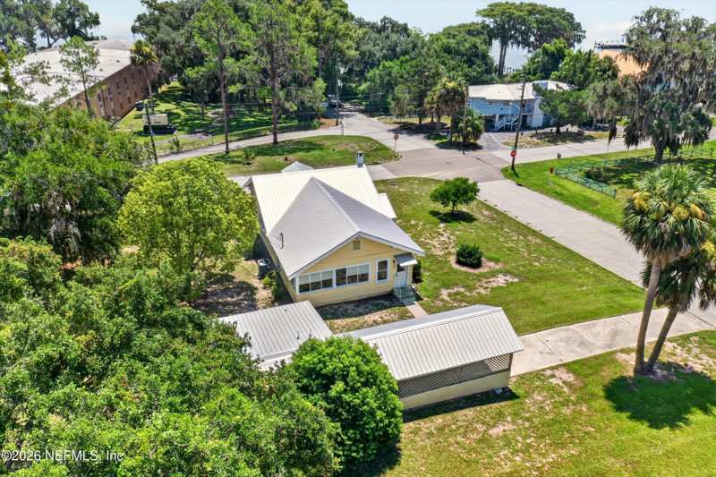 3 bedroom Single Family Residence at 101 N Lake Street, Crescent City Add, Crescent City — photo 1