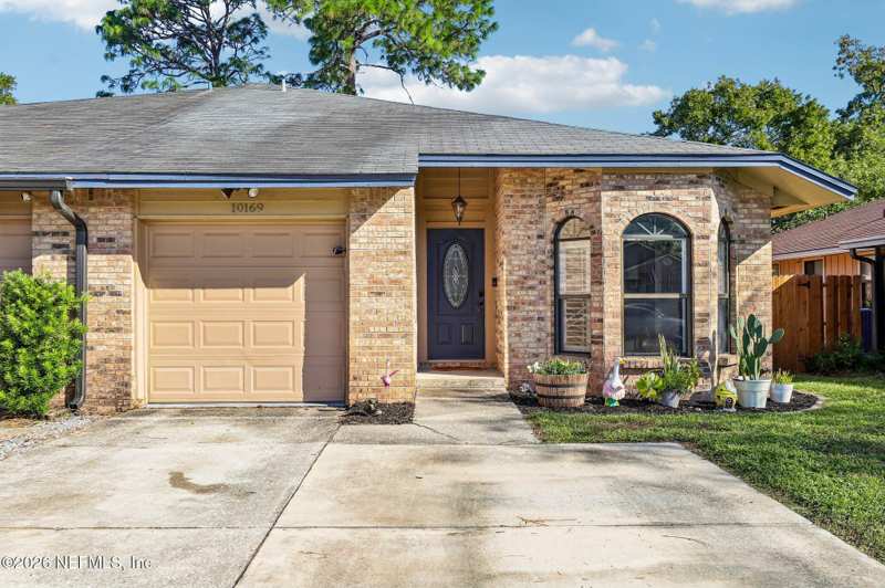 2 bedroom Townhouse at 10169 Geni Hill Circle, Deer Hollow, Jacksonville — photo 1