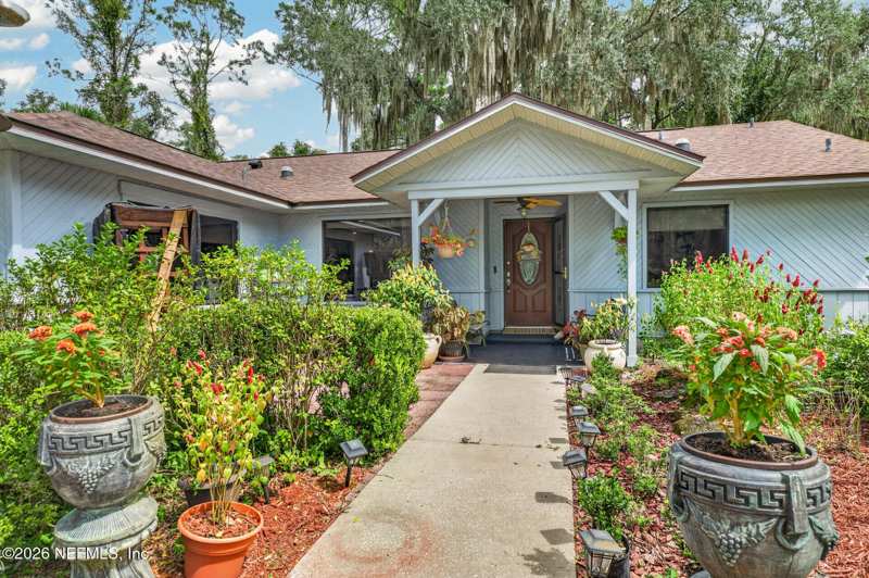 3 bedroom Single Family Residence at 657 SE 2nd Avenue, Seminole Ridge 6, Melrose — photo 1