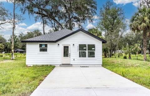 2399 Cr 423, home for sale in Lake Panasoffkee 33538