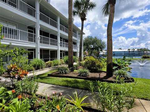 2210 Vista Del Sol Condo #520, golf community for sale in Lutz