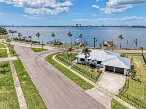 1822 Riverside Drive, home for sale in Bradenton 34208
