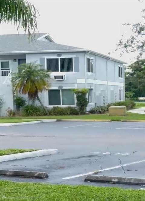 4127 Dolphin Drive #4127, starter home for sale in Tampa