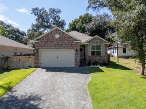 621 Ivy Avenue, $300k–$500k for sale in Niceville
