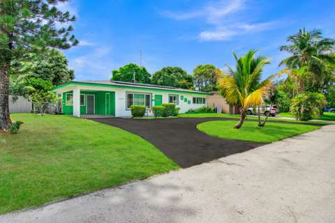 1650 NW 1St Way, pool for sale in Pompano Beach