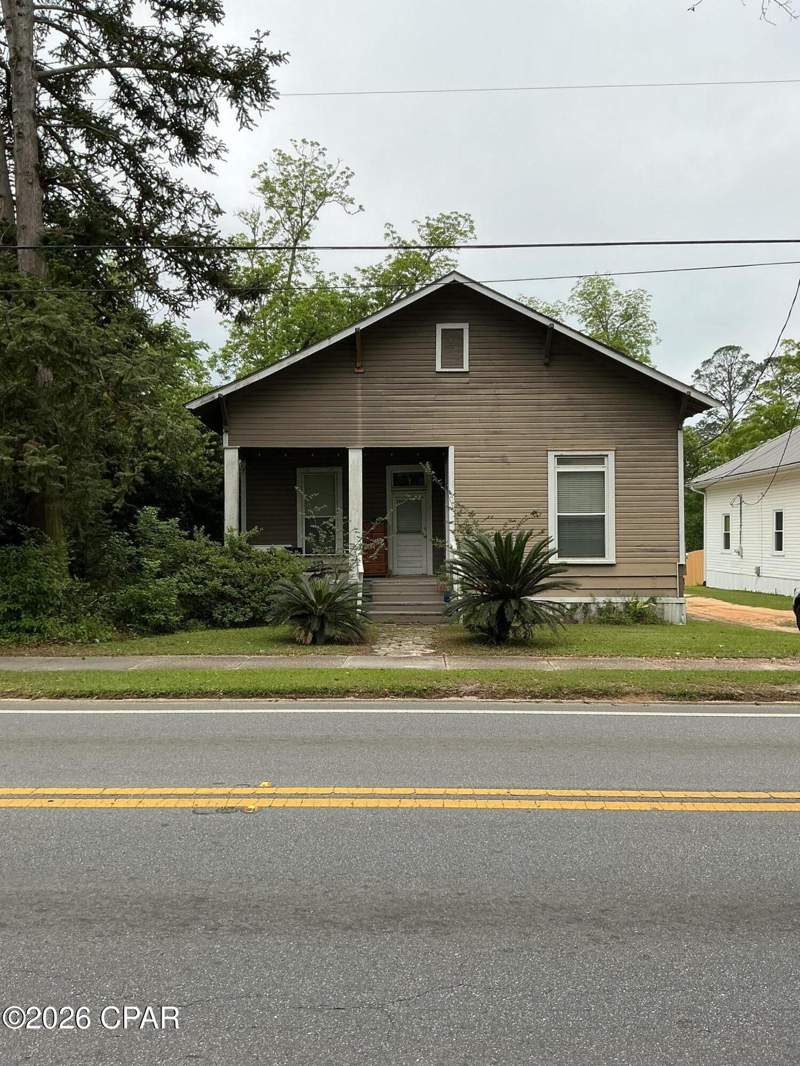 3 bedroom SingleFamilyResidence at 704 Main Street, Chipley, Chipley — photo 2