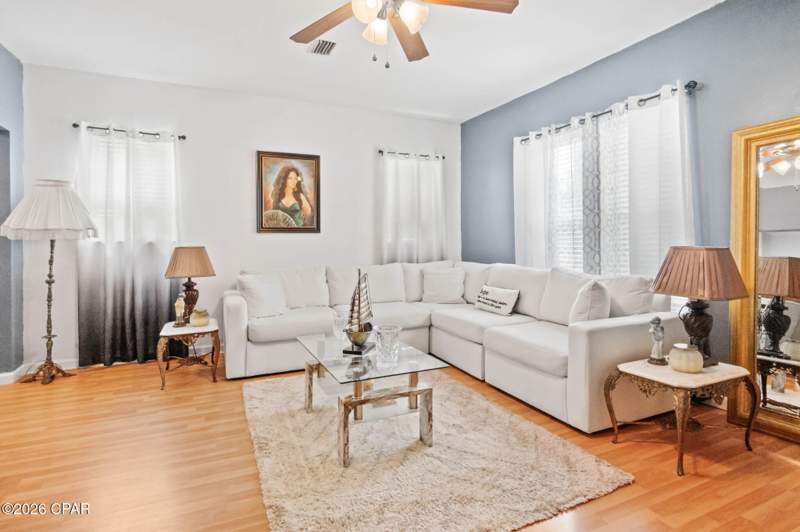 2 bedroom SingleFamilyResidence at 1016 10th Avenue, Graceville, Graceville — photo 4