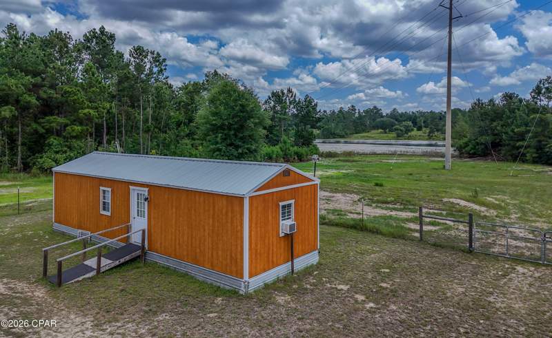 1 bedroom SingleFamilyResidence at 422 Mcduff Drive, The Highlands Of Compass Lake, Alford — photo 4