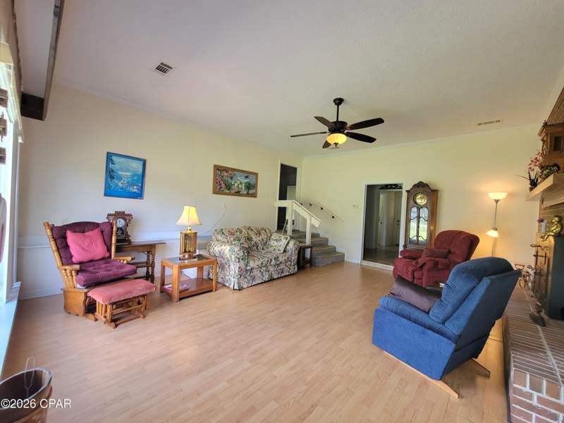 3 bedroom SingleFamilyResidence at 1109 11th Avenue, Graceville Heights, Graceville — photo 5