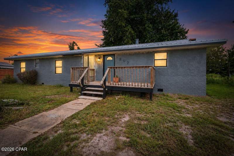 4 bedroom SingleFamilyResidence at 2207 E 8th Street, Shermans 2nd Add, Panama City — photo 2