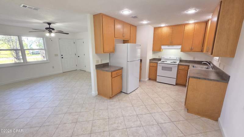 3 bedroom SingleFamilyResidence at 906 Everitt Avenue, Robindale, Panama City — photo 3
