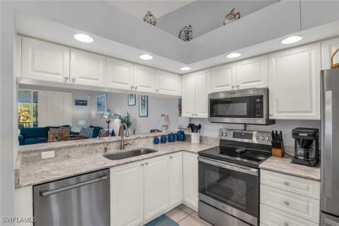 338 Newport Dr 1807, Naples FL - photo 8 of 38