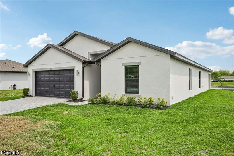 5 bedroom SingleFamilyResidence at 861 Gen D Macarthur Ave, Labelle, Labelle — photo 3