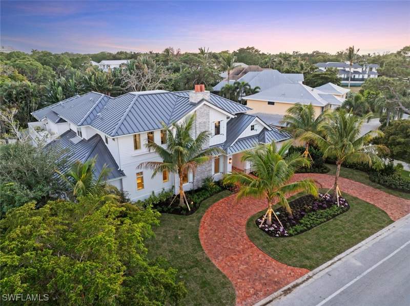 5 bedroom SingleFamilyResidence at 690 7th Ave N, Olde Naples, Naples — photo 3