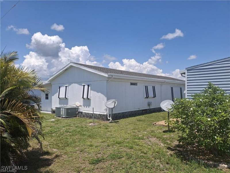 2 bedroom ManufacturedHome at 16015 Tangelo Way, Leesure Village, North Fort Myers — photo 3