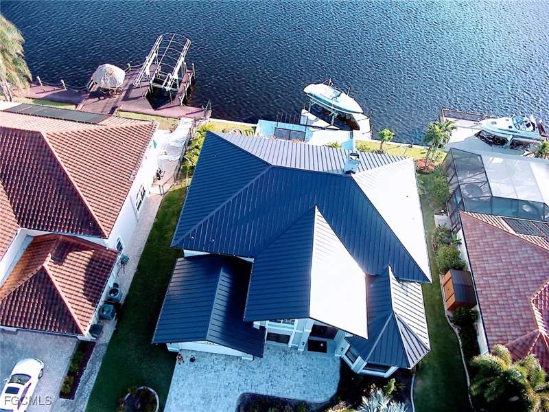 5 bedroom SingleFamilyResidence at 1944 Four Mile Cove Pky, Four Mile Cove, Cape Coral — photo 4