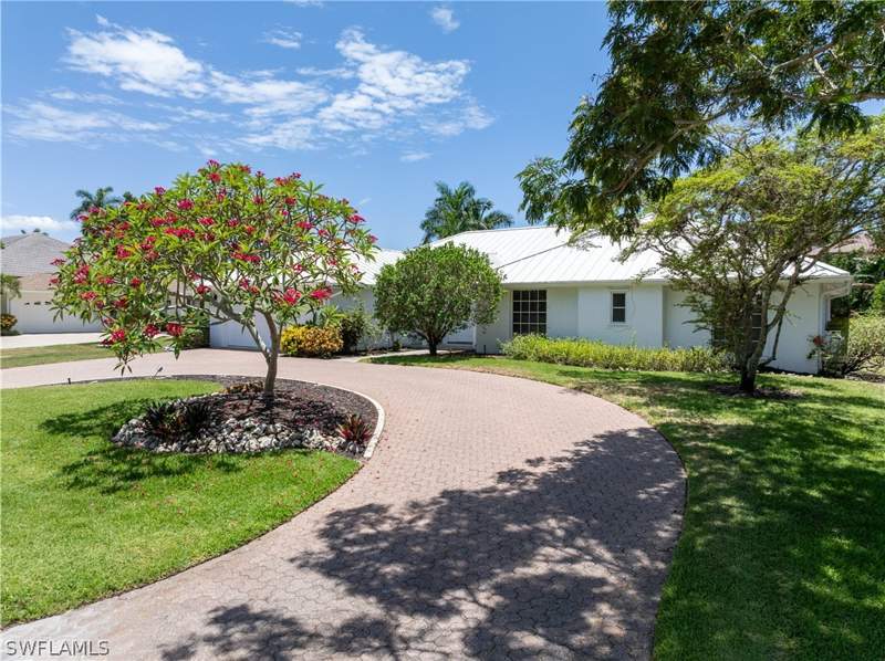 4 bedroom SingleFamilyResidence at 626 Regatta Rd, Moorings, Naples — photo 2