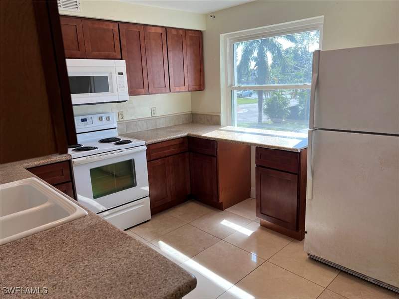 2 bedroom Condominium at 2828 Jackson St E6, Villa Capri Condominium, Fort Myers — photo 5