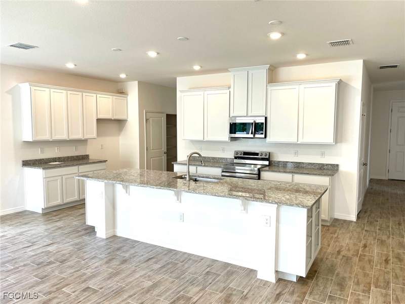 3 bedroom SingleFamilyResidence at 324 NW 1st Pl, Cape Coral, Cape Coral — photo 4