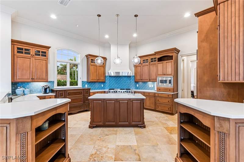 4 bedroom SingleFamilyResidence at 2560 W Half Moon Walk, Port Royal, Naples — photo 4