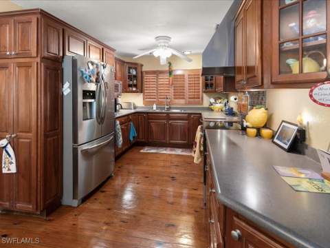 565 Coconut Ave, Goodland FL - photo 10 of 35