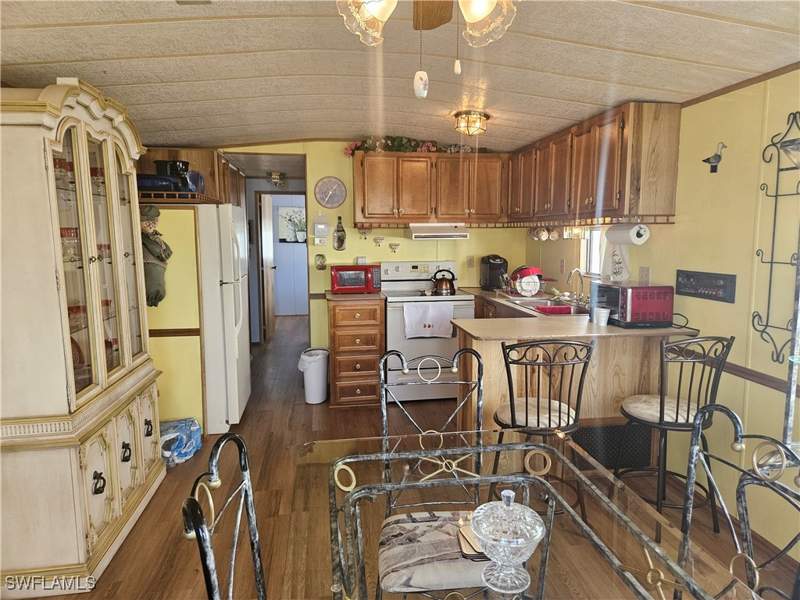 1 bedroom ManufacturedHome at 4 Onyx Dr 4O, Enchanting Shores, Naples — photo 4