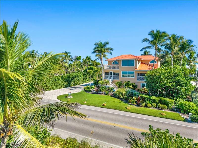 4 bedroom SingleFamilyResidence at 15899 Captiva Dr, Dickeys John R Subd, Captiva — photo 5