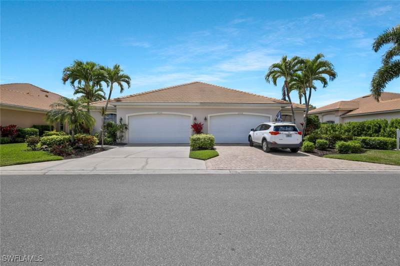 3 bedroom Attached at 12732 Fox Ridge Dr, Hunters Ridge, Bonita Springs — photo 2
