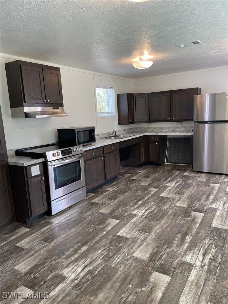 3 bedroom ManufacturedHome at 8019 Grady Dr, North Fort Myers, North Fort Myers — photo 5