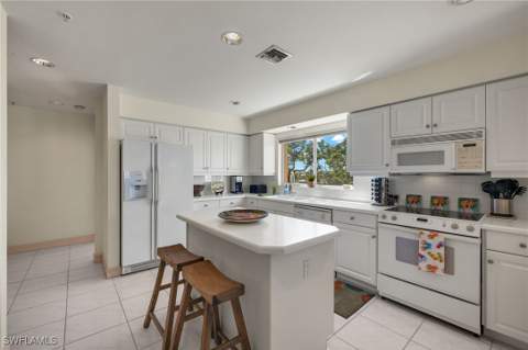14811 Laguna Dr 101, Fort Myers FL - photo 9 of 37