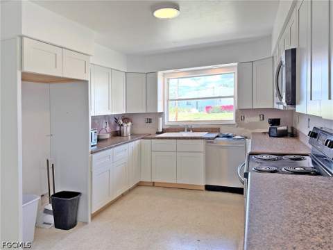 5201 Pocatella Ct, Cape Coral FL - photo 9 of 36