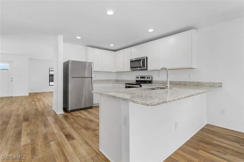 5 bedroom SingleFamilyResidence at 881 Gen D Macarthur Ave, Labelle, Labelle — photo 2