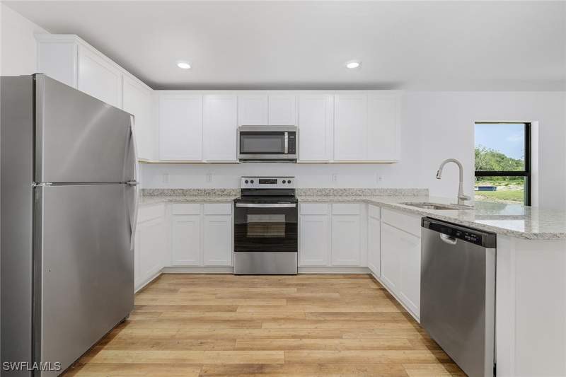 5 bedroom SingleFamilyResidence at 881 Gen D Macarthur Ave, Labelle, Labelle — photo 3