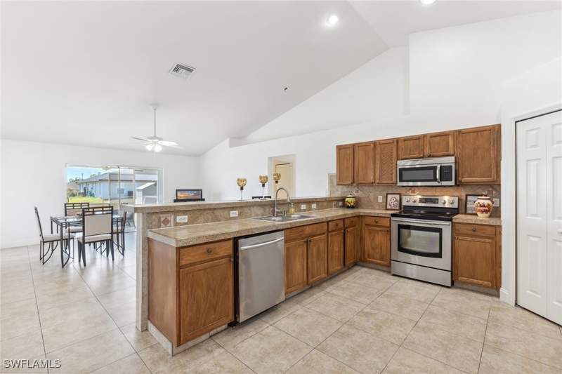 3 bedroom SingleFamilyResidence at 3066 NW 3rd Pl, Cape Coral, Cape Coral — photo 3