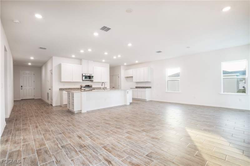 3 bedroom SingleFamilyResidence at 617 SE 3rd Ter, Cape Coral, Cape Coral — photo 2