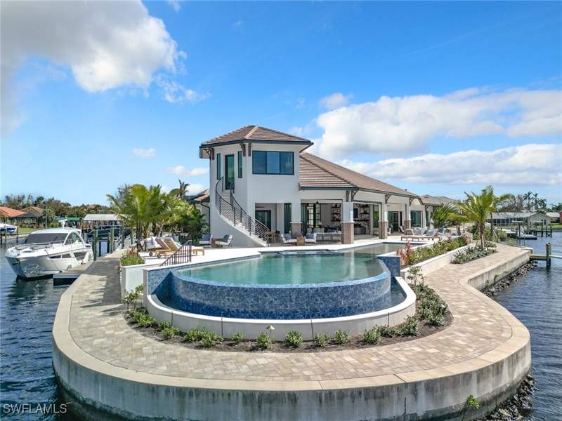 5 bedroom SingleFamilyResidence at 14201 Bay Dr, Bay Harbour Estates, Fort Myers — photo 3