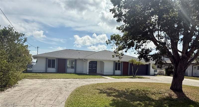 4 bedroom SingleFamilyResidence at 111 E North Shore Ave, Harbor Estates First Add, North Fort Myers — photo 2