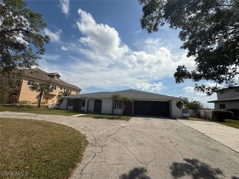 4 bedroom SingleFamilyResidence at 111 E North Shore Ave, Harbor Estates First Add, North Fort Myers — photo 4